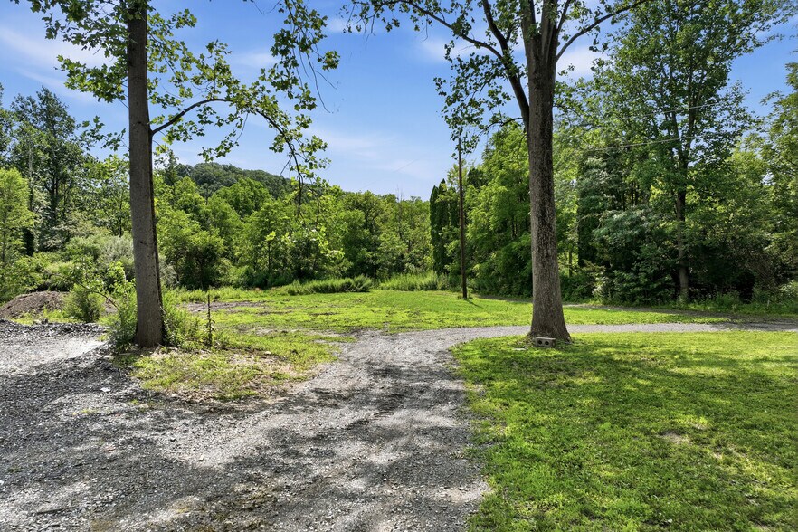 More Photos Of 429 Riverview Dr, Walnutport Flex For Sale
