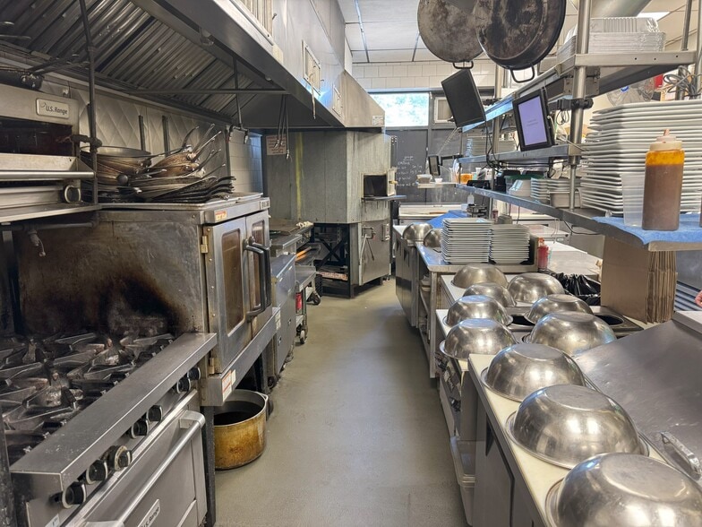 More Photos Of 12-30 Selden St, Woodbridge General Retail For Lease