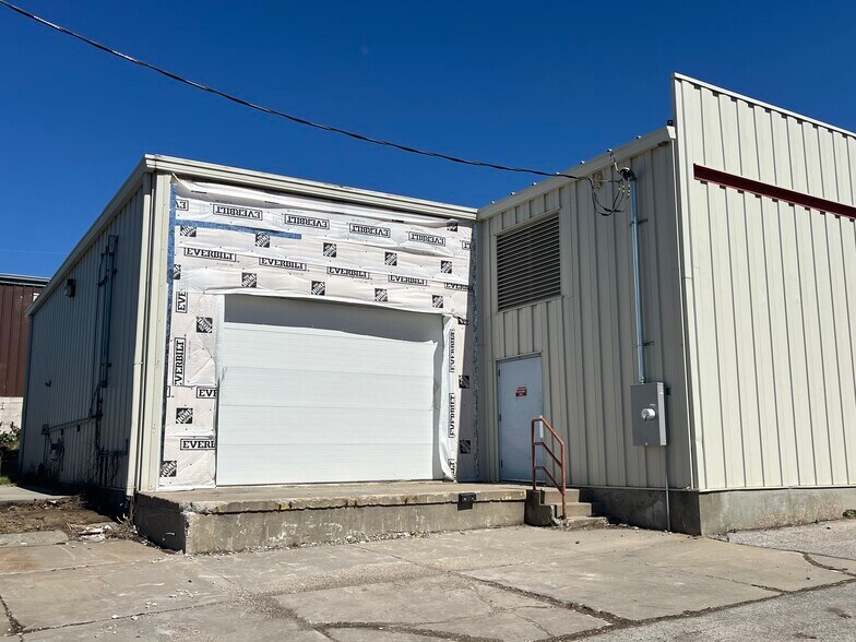More Photos Of 2728 84th St, Omaha Warehouse For Lease
