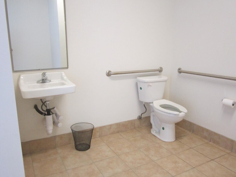 More Photos Of 6891 N Glen Harbor Blvd, Glendale Airplane Hangar For Sale