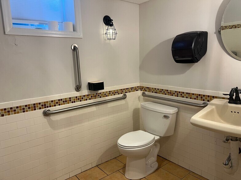 More Photos Of 133 Glen Head Rd, Glen Head Bar For Lease