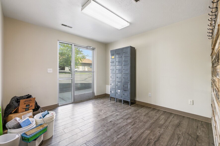 More Photos Of 376-384 Commerce Loop, Orem Manufacturing For Lease