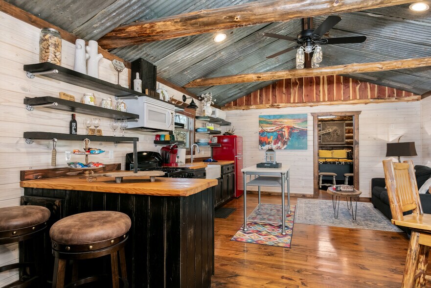 More Photos Of 100 Five Star Trl, Fredericksburg Hotel For Sale