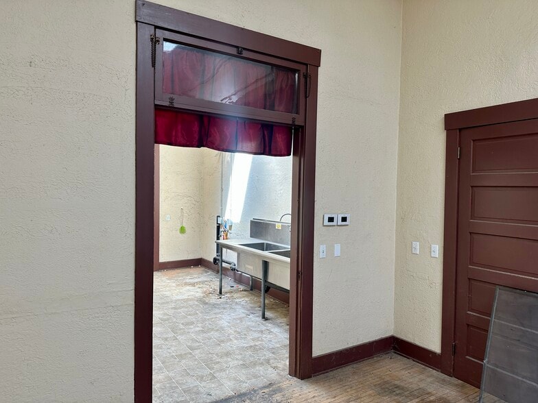 More Photos Of 42 W Ramsey St, Banning Storefront Retail Office For Lease