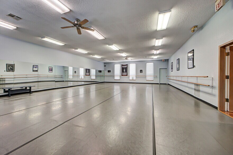 More Photos Of 2433 Wilcox Dr, Norman Freestanding For Lease