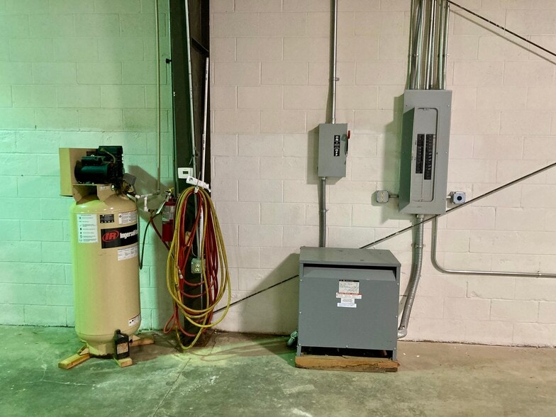 More Photos Of 2611 Phoenix Dr, Greensboro Warehouse For Lease
