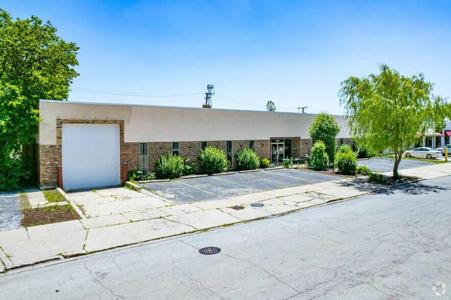 Primary Photo Of 6445 Hamlin Ave, Lincolnwood Warehouse For Lease