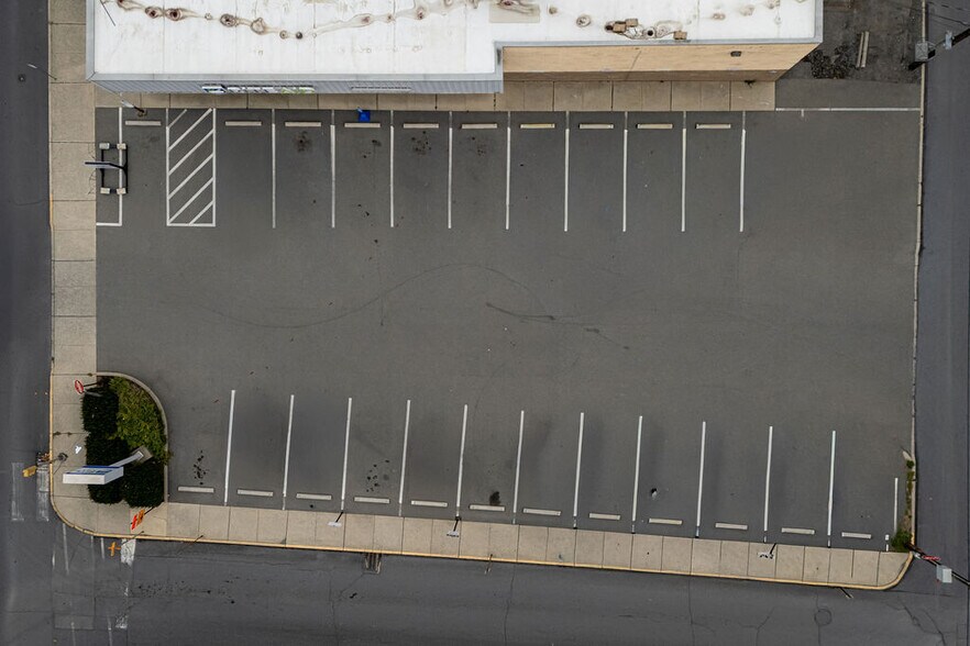 More Photos Of 1620 Main St, Northampton Drugstore For Lease