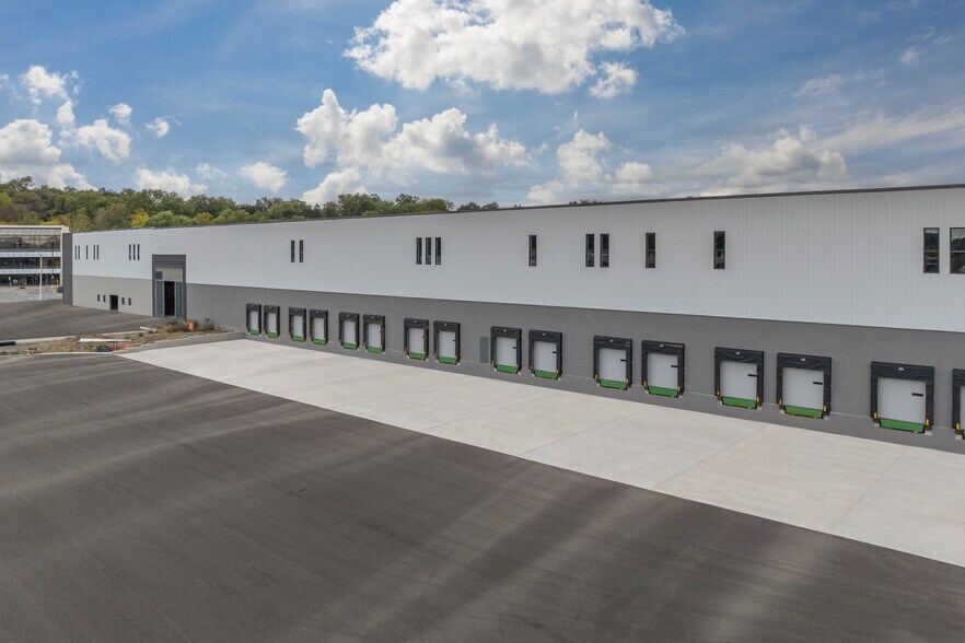 More Photos Of 102 Dolson Ave, Middletown Distribution For Lease