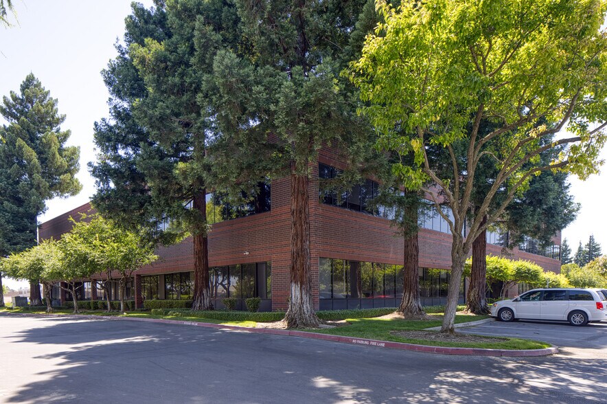 More Photos Of 3775 N Freeway Blvd, Sacramento Office For Lease