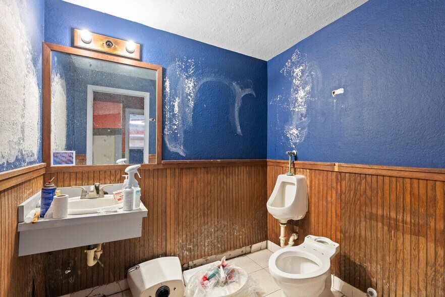 More Photos Of 6024 Cortez Blvd, Weeki Wachee General Retail For Sale