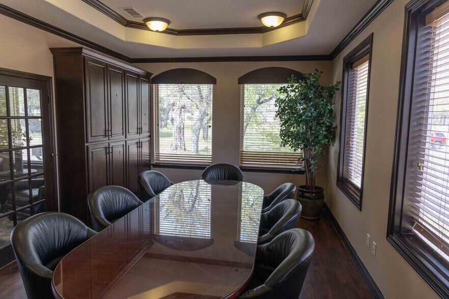 More Photos Of 560 N Walnut Creek Dr, Mansfield Office For Lease