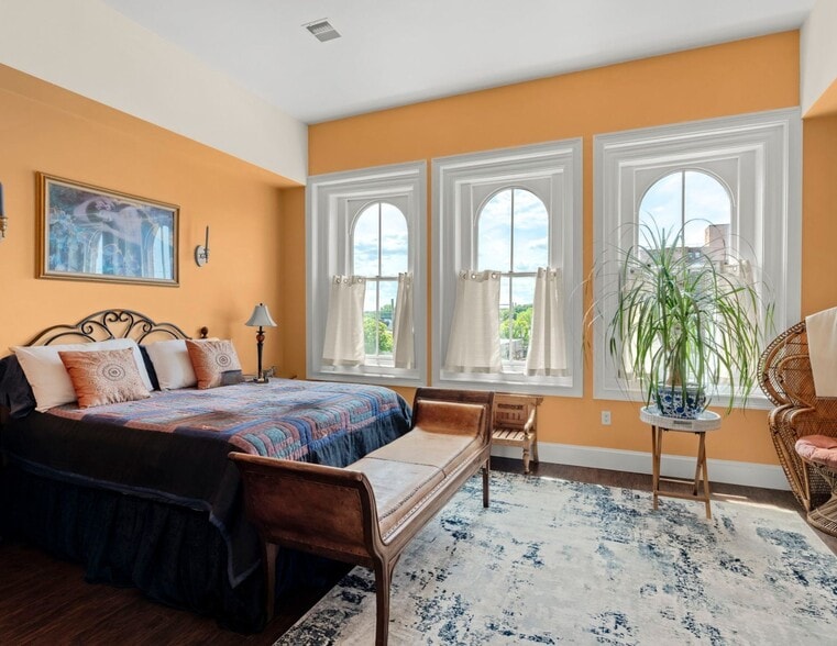 More Photos Of 305 N Queen St, Lancaster Storefront Retail Residential For Sale