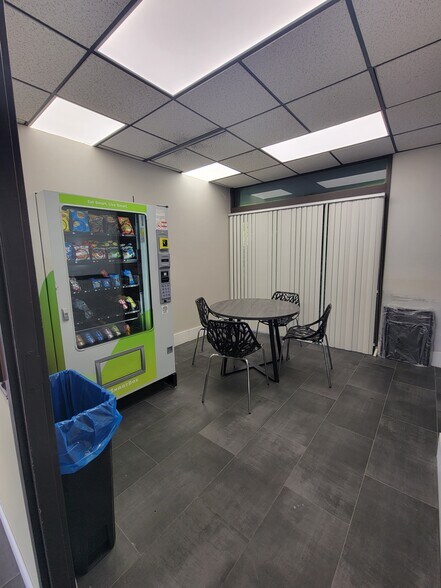 More Photos Of 2121 Corporate Square Blvd, Jacksonville Office For Lease