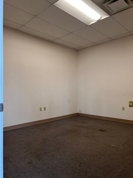 More Photos Of 209 River Dr, Irvine General Retail For Sale