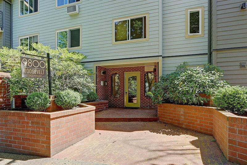 More Photos Of 9800 Roosevelt Way NE, Seattle Apartments For Sale