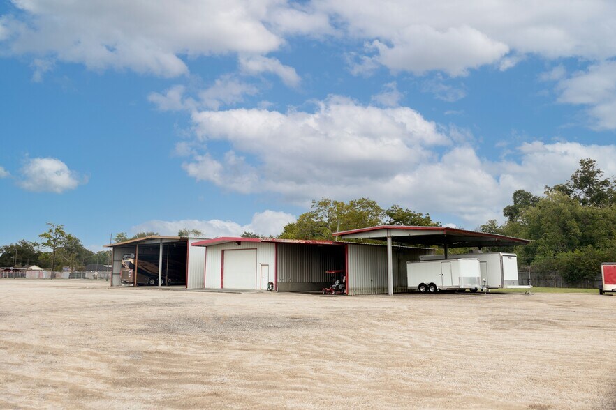 More Photos Of 11900 Hirsch Rd, Houston Warehouse For Lease
