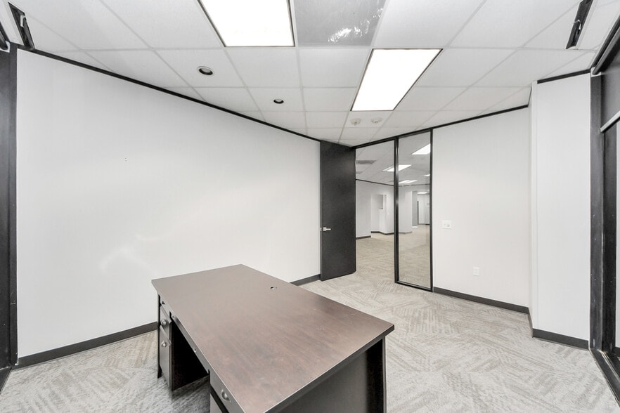More Photos Of 6100 Corporate Dr, Houston Office For Sale