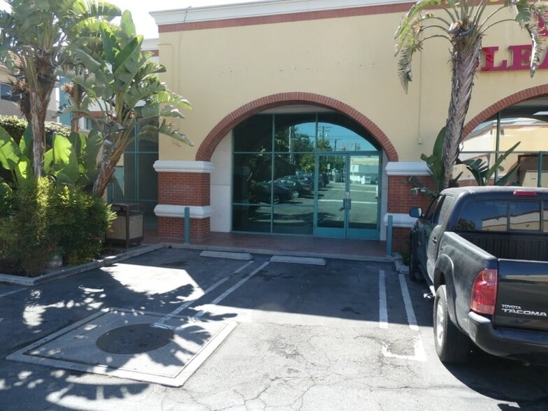 More Photos Of 1427 W Glenoaks Blvd, Glendale General Retail For Lease