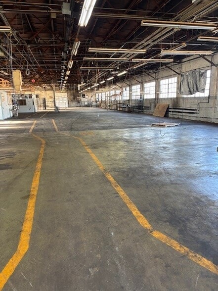 More Photos Of 21 Taylor St, Danbury Manufacturing For Sale