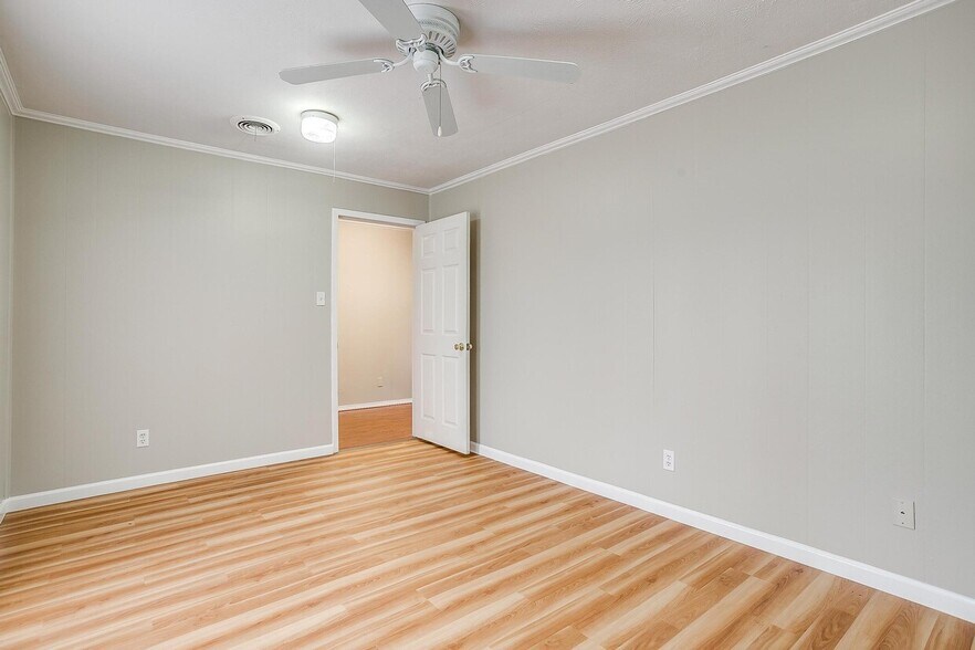 More Photos Of 2418 Cales Dr, Arlington Office Residential For Sale