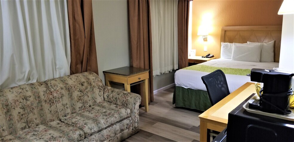 More Photos Of 817 W Main St, Lyons Hotel For Sale