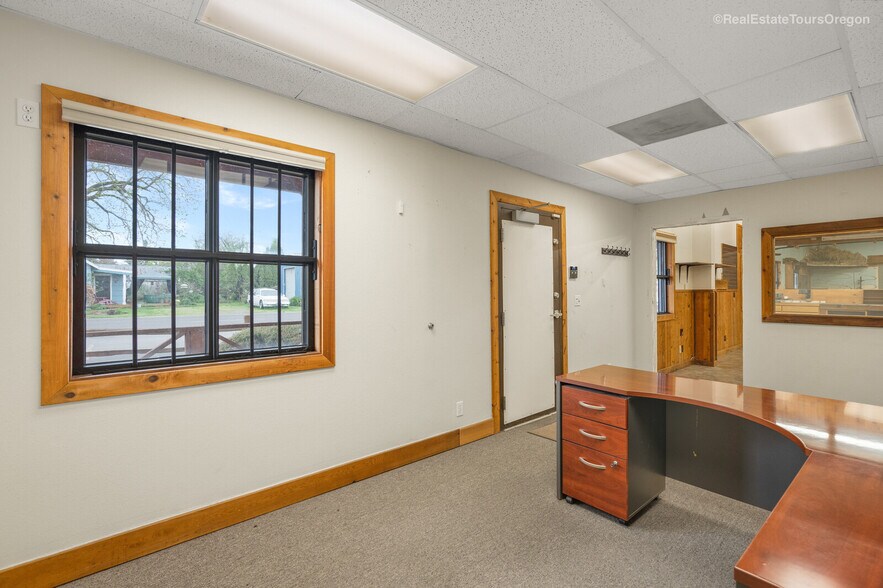 More Photos Of 10791 Oak St NE, Donald Showroom For Sale