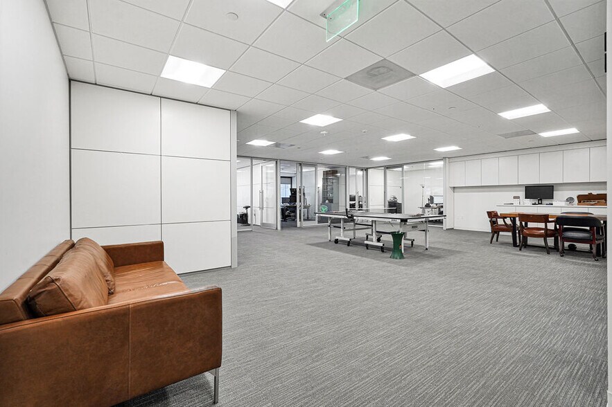 More Photos Of 1 SE 3rd Ave, Miami Office For Lease