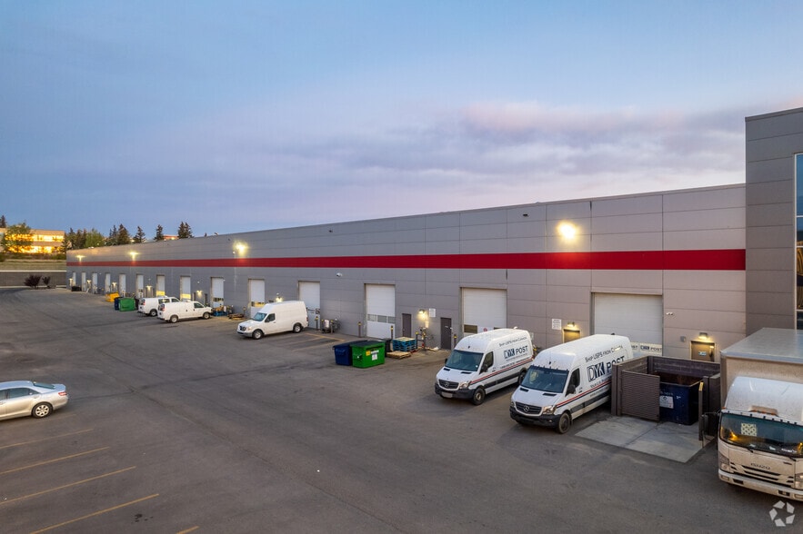 More Photos Of 3105-3223 5 Ave NE, Calgary Office For Sale