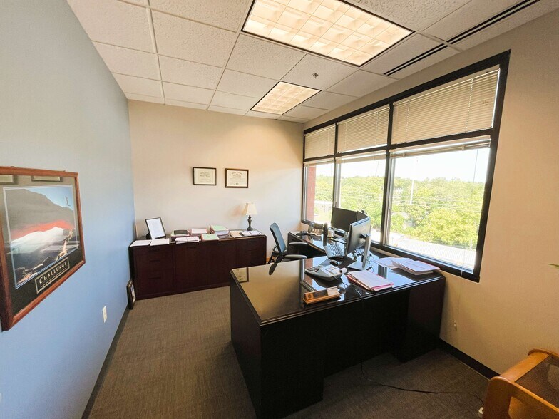 More Photos Of 20 Allen Ave, Webster Groves Office For Lease