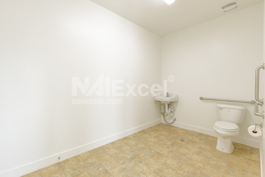 More Photos Of 1129 Regional Pk rd, Hurricane Warehouse For Lease