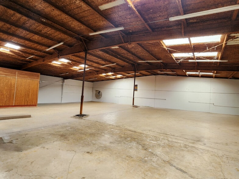 More Photos Of 1841 W Division St, Arlington Industrial For Sale
