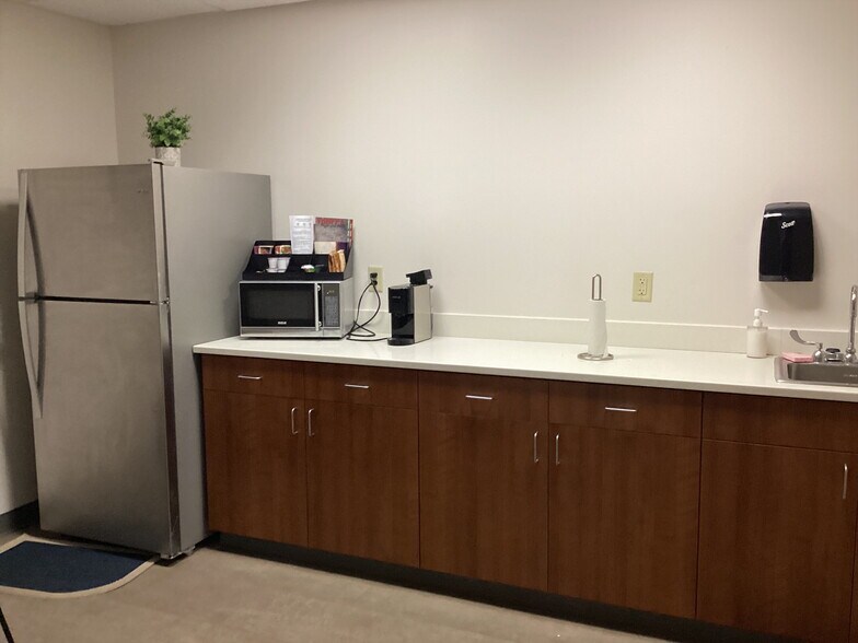 More Photos Of 105 Professional Pky, Yorktown Specialty For Lease