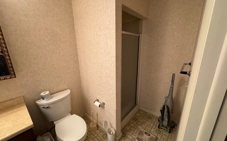 More Photos Of 425 N Broadway Ave, Riverton Light Distribution For Sale