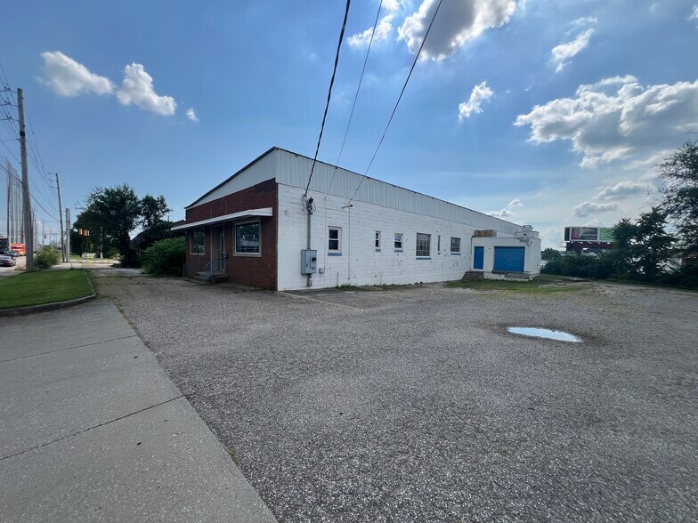 More Photos Of 1150 S White River Pky W Dr, Indianapolis Flex For Sale