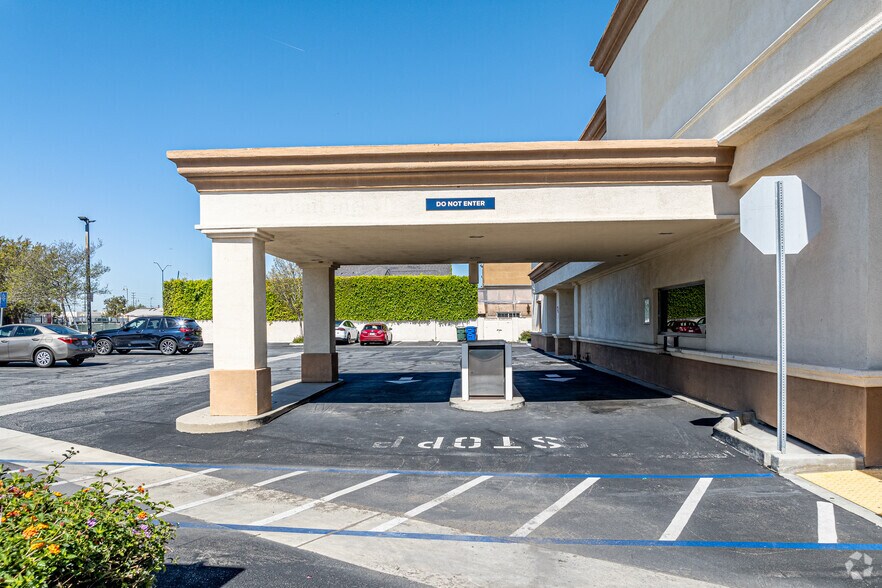 More Photos Of 11101 La Reina Ave, Downey Bank For Lease