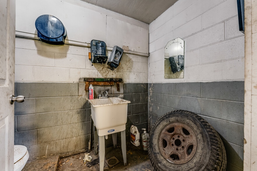 More Photos Of 25 Opal Dr, Fairmont Warehouse For Sale