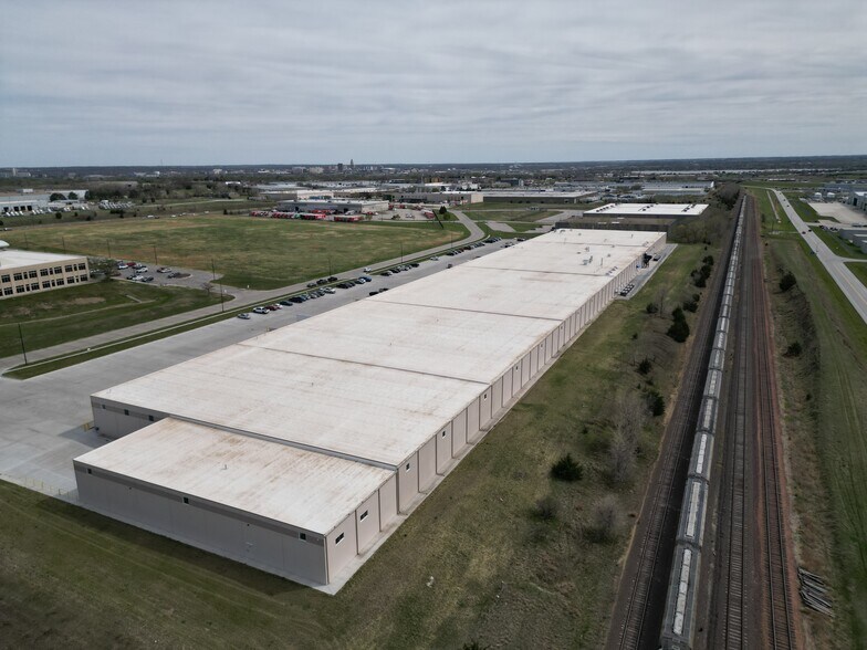 More Photos Of 4455 NW 14th St, Lincoln Warehouse For Sale