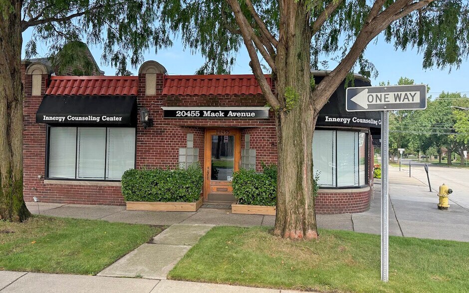 More Photos Of 20455 Mack Ave, Grosse Pointe Woods Storefront Retail Office For Lease