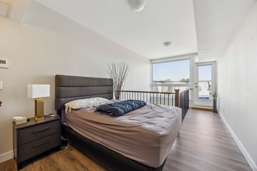 More Photos Of 335 College St, Toronto Apartments For Sale