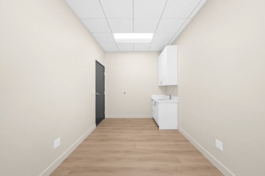 More Photos Of 24011 Ventura Blvd, Calabasas Medical For Lease