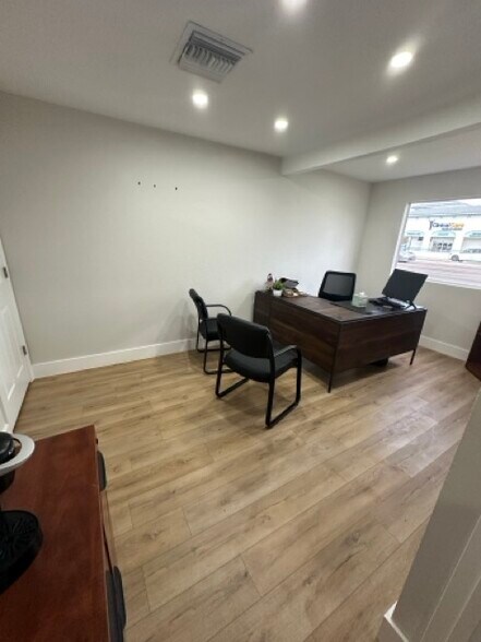 More Photos Of 1314 S Semoran Blvd, Orlando Office For Lease