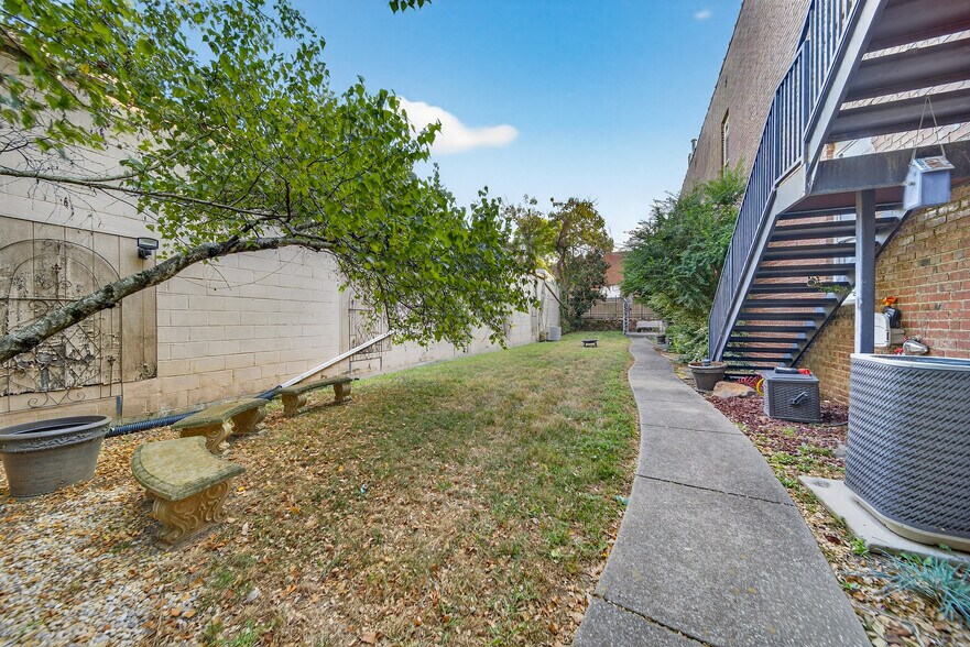 More Photos Of 109 7th Ave E, Springfield Flex For Sale