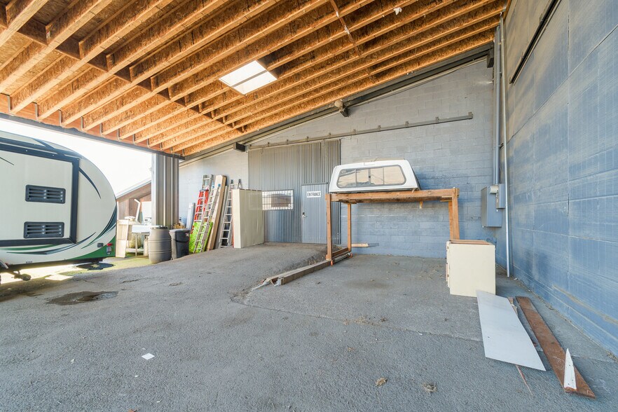 More Photos Of 2150 Cross St, Eugene Service For Lease