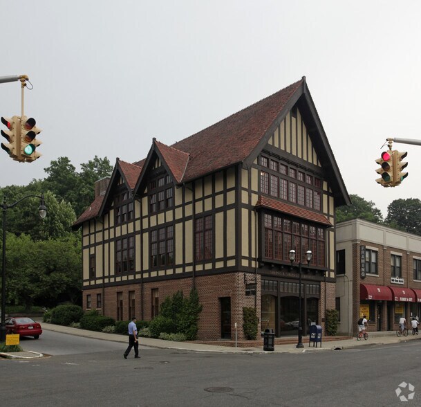 More Photos Of 51-53 Glen St, Glen Cove Office For Lease