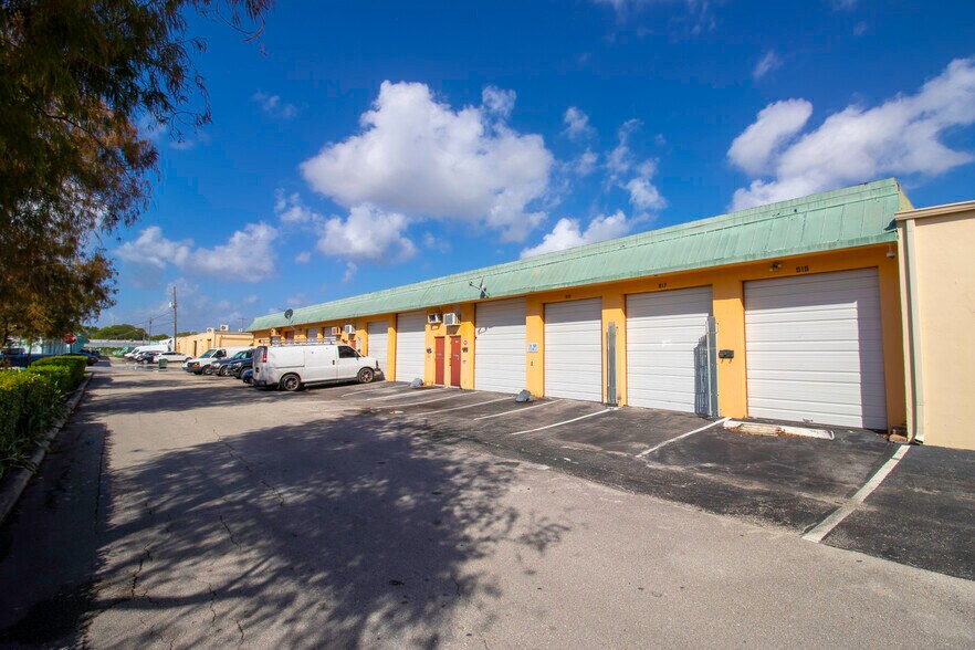 More Photos Of 901-915 NE 30th Ct, Oakland Park Warehouse For Lease