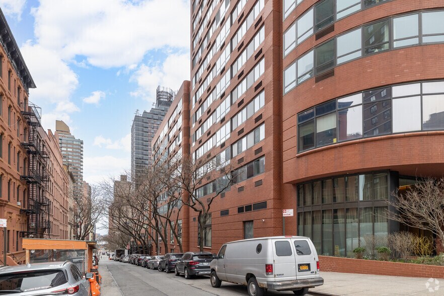 More Photos Of 1675 3rd Ave, New York Apartments For Lease