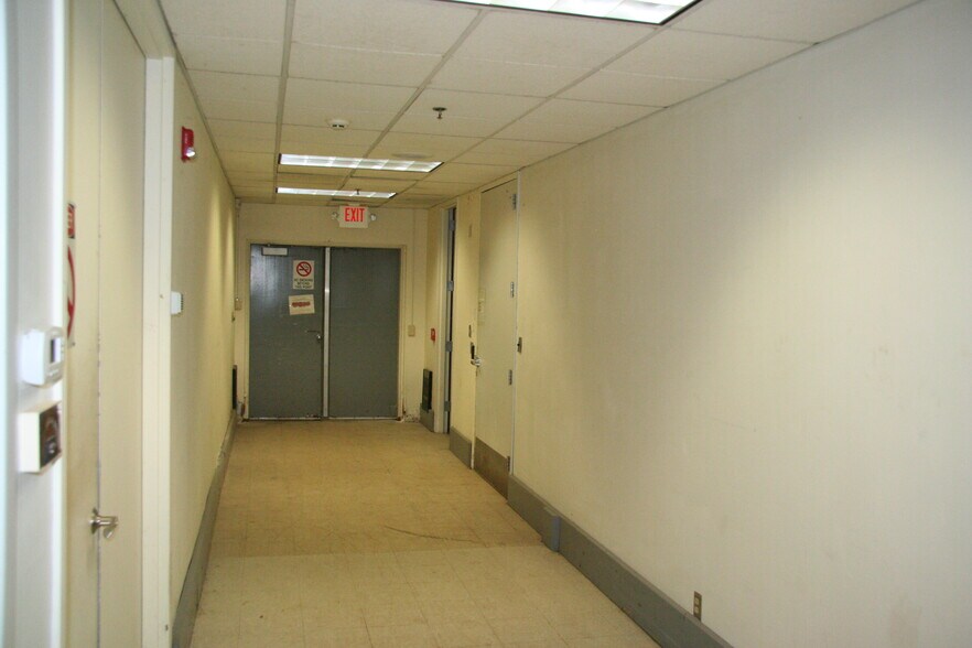 More Photos Of N28W23050 Roundy Dr, Pewaukee Office For Sale
