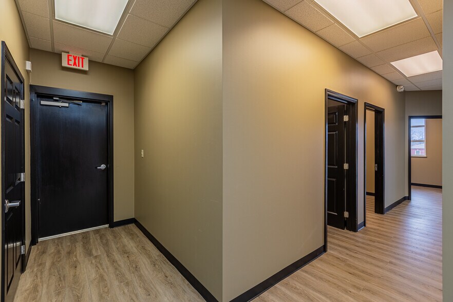 More Photos Of 120 Center Pointe Dr, Clarksville Office For Lease