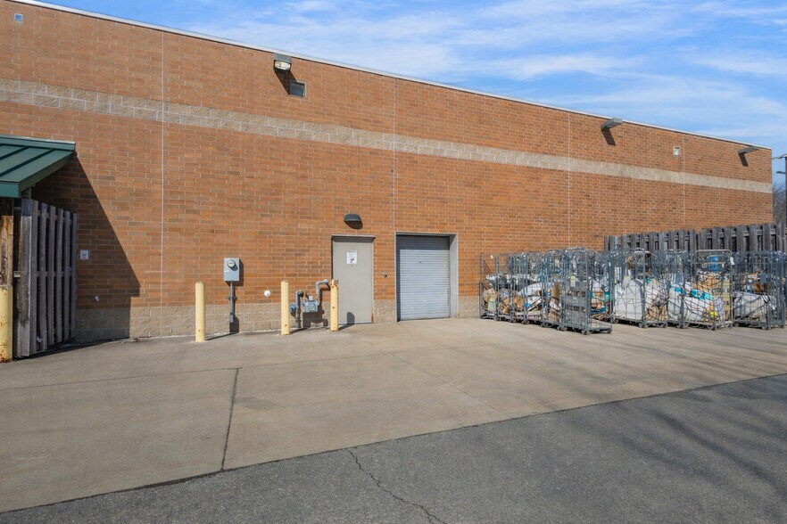 More Photos Of 17 Crystal Ave, Derry Drugstore For Lease